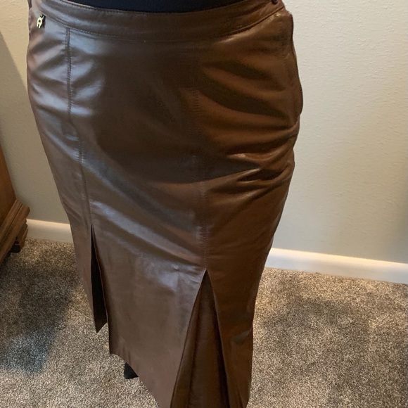 Vintage Etienne Aigner Genuine Leather Skirt side zip button Brown Size 10 - Picture 5 of 17